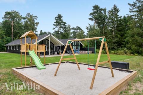 Den praktfulla poolstugan nr 365 med plats för 20 personer ligger i Nordsjälland