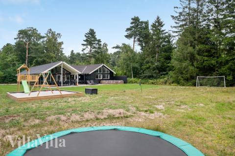 Förutom de många timmar som du kan tillbringa i stugans poolavdelning erbjuder lyxstuga 365 även många utomhusaktiviteter