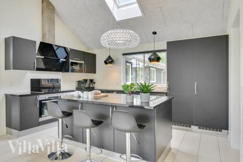 Köket i lyxstuga nr 365 är utrustat så att ni kan laga mat till 20 personer.