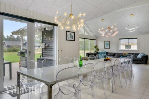 Ni kan sitta 20 personer tillsammans i vardagsrummet när ni besöker lyxhus nr 365 i Nordsjälland.