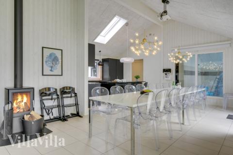 Vardagsrummet i lyxstuga nr. 365 har plats för 20 personer.