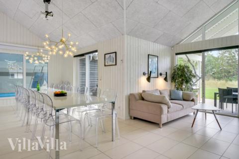 Det stora ljusa vardagsrummet i lyxstuga nr 365 för 20.