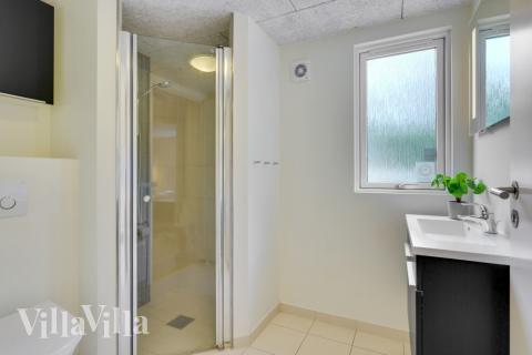 Ett duschrum finns i lyxstuga nr 365 för 20 personer.