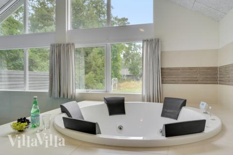 Njut av spabadets värme i lyxstuga nr 365 i Nordsjälland