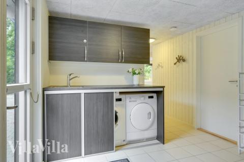 Den rymliga entrén i lyxstuga nr 365 i Nordsjälland