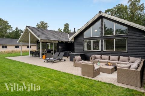 Lyxstuga nr 365 har en härlig terrass med sköna trädgårdsmöbler för 20 personer.