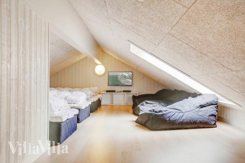 Några av de 20 sovplatserna finns på loftet i lyxstuga nr 365