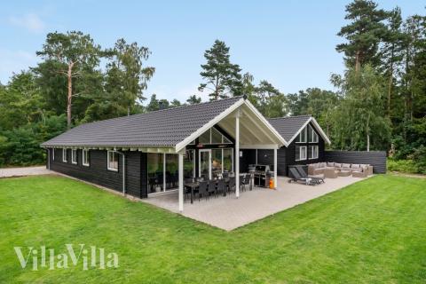 I Nordsjälland ligger detta vackra poolhus nr 365 med plats för 20 personer.