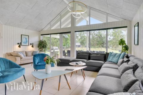 I soffhörnan i lyxstuga 365 i Nordsjälland kan ni spela brädspel eller titta på film tillsammans.