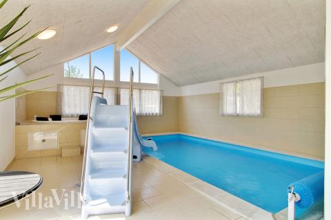 Den härliga poolen i lyxstuga nr 370 för 20 personer