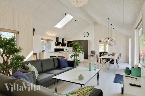 Det stora ljusa vardagsrummet i lyxstuga nr 370 för 20.