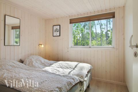 Ett av de 8 utmärkta sovrummen i lyxstuga nr 370 i Bornholm.