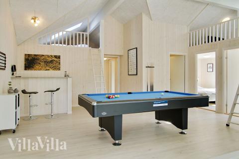 Aktivitetsrum i lyxstuga nr 370 med 8 sovrum och plats för 20 personer.