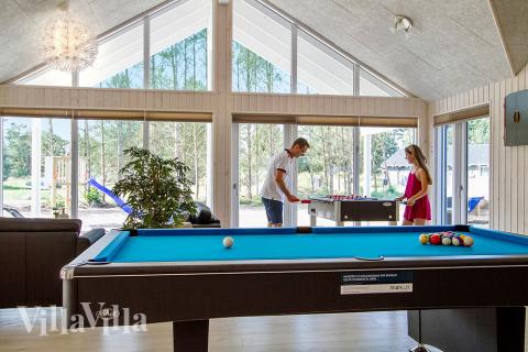 Lyxstuga 370 för 20 personer har ett stort aktivitetsrum med bl.a. biljard och dart