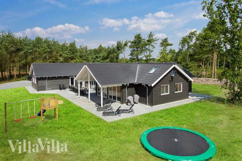 Härlig lyxsommarhus i Snogebæk vid Dueodde på Bornholm, där både med skog och strand inbjuder till sköna naturupplevelser. 