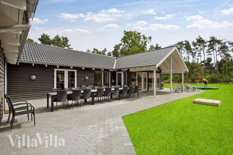 Lyxstuga nr 370 har en härlig terrass med sköna trädgårdsmöbler för 20 personer.