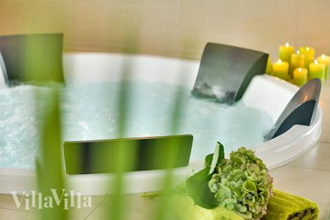 Njut av spabadets värme i lyxstuga nr 370 i Bornholm