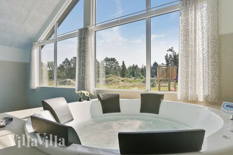 Njut av spabadets värme i lyxstuga nr 369 i Nordsjälland