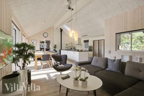 Det stora ljusa vardagsrummet i lyxstuga nr 369 för 20.