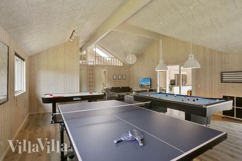 Lyxstuga 369 för 20 personer har ett stort aktivitetsrum med bl.a. biljard och dart