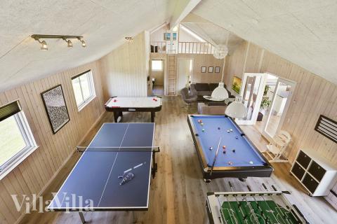 Förutom de många timmar som du kan tillbringa i stugans poolavdelning erbjuder lyxstuga 369 även biljard, bordtennis och dart