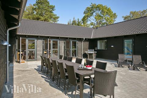 Lyxstuga nr 369 har en härlig terrass med sköna trädgårdsmöbler för 20 personer.