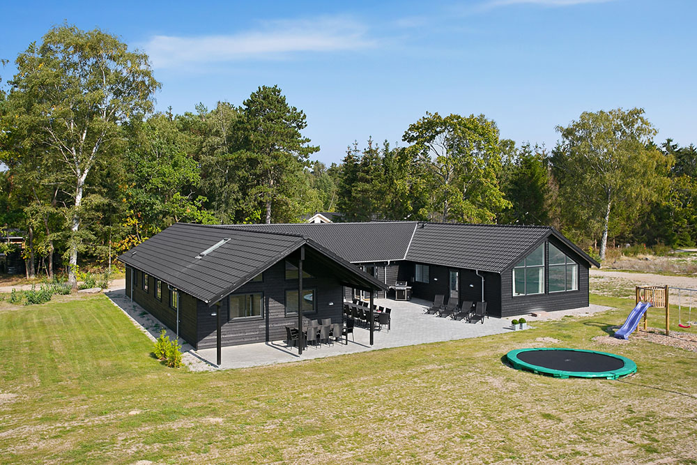 Praktfull sommarhus beläget i Asserbo nära Tisvildeleje och Liseleje, i närheten av en trevlig badstrand. Sommarhuset är fullt av aktiviteter som skapar de perfekta förutsättningarna för en mysig semester oavsett väder eller årstid.\r\n