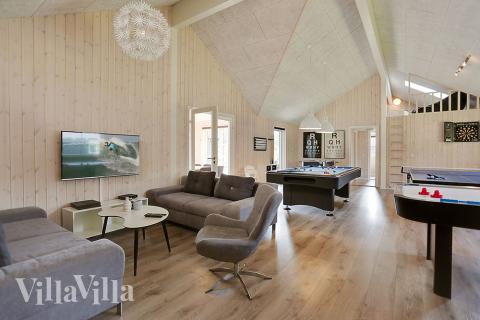 Aktivitetsrum i lyxstuga nr 369 med 8 sovrum och plats för 20 personer.