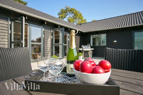 Njut av en grillkväll på terrassen i lyxstuga nr 369 i Nordsjälland