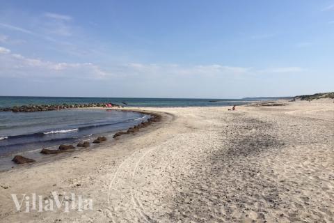 Stranden i närheten av lyxhus 369 i Nordsjälland bjuder in till en promenad.