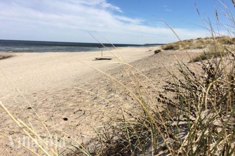 Stranden i närheten av lyxhus 369.