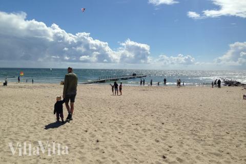 Stranden i närheten av lyxhus 371 i Vestjylland bjuder in till en promenad.
