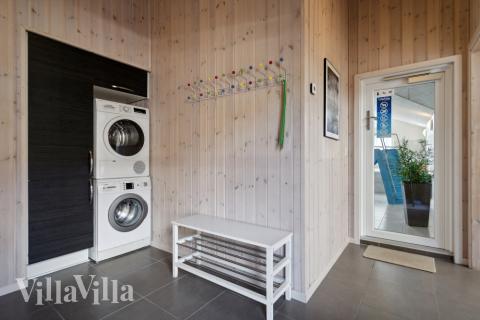 Den rymliga entrén i lyxstuga nr 371 i Vestjylland