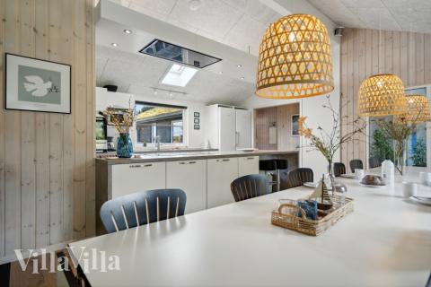 Det stora ljusa vardagsrummet i lyxstuga nr 371 för 21.