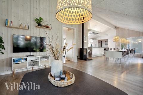 I soffhörnan i lyxstuga 371 i Vestjylland kan ni spela brädspel eller titta på film tillsammans.