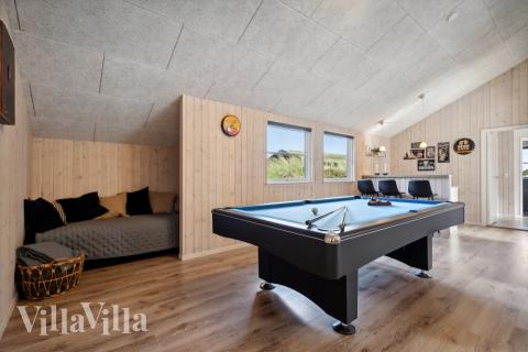 Lyxstuga 371 för 21 personer har ett stort aktivitetsrum med bl.a. biljard och dart