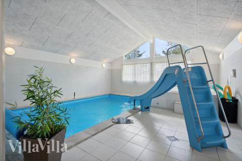 Den härliga poolen i lyxstuga nr 371 för 21 personer