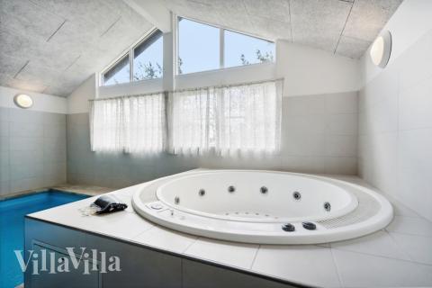 Njut av spabadets värme i lyxstuga nr 371 i Vestjylland