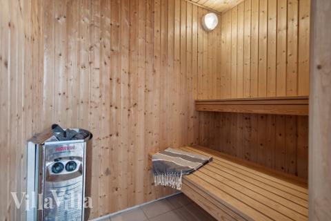 Njut av bastuvärmen i lyxstuga nr 371 för 21 personer