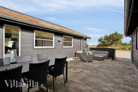 På terrassen i sommarhus nr 371 finns det plats för upp till 21 gäster.