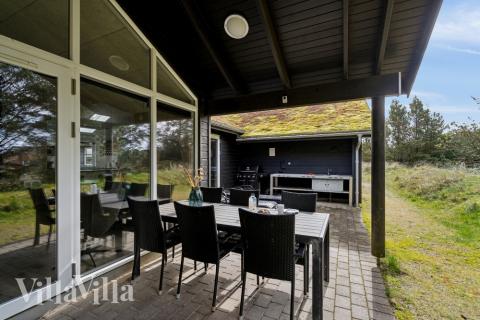 Njut av en grillkväll på terrassen i lyxstuga nr 371 i Vestjylland
