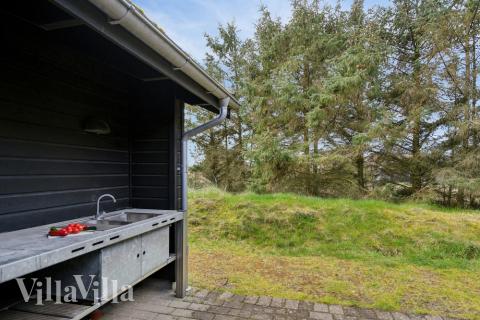 Till den trevliga sommarstugan nr 371 i Vestjylland erbjuds en mängd utomhusaktiviteter, t.ex. lektorn och gungor