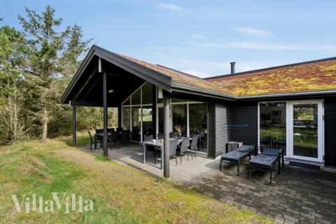 Lyxstuga nr 371 har en härlig terrass med sköna trädgårdsmöbler för 21 personer.