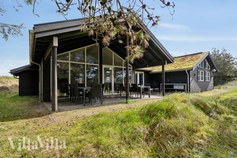 Den praktfulla poolstugan nr 371 med plats för 21 personer ligger i Vestjylland