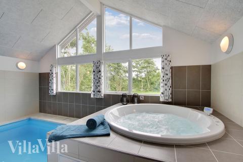 Njut av spabadets värme i lyxstuga nr 372 i Vestjylland