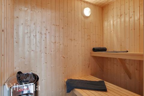 Njut av bastuvärmen i lyxstuga nr 372 för 18 personer