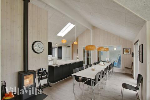 Det stora ljusa vardagsrummet i lyxstuga nr 372 för 18.