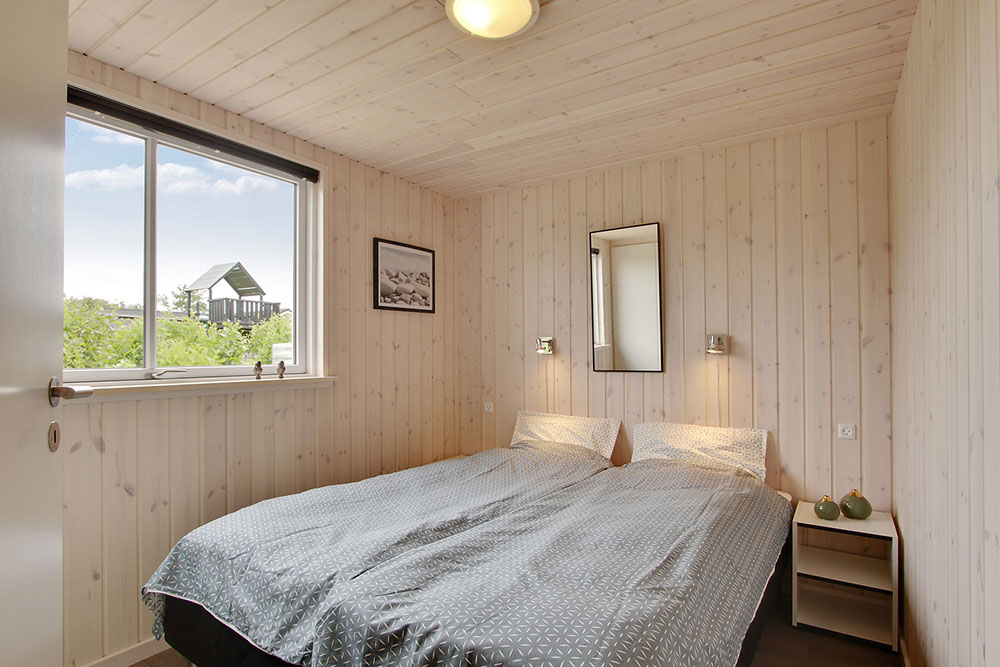 Ett av de 7 utmärkta sovrummen i lyxstuga nr 372 i Vestjylland.