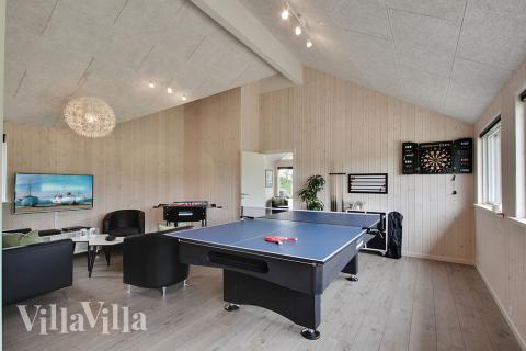 Lyxstuga 372 för 18 personer har ett stort aktivitetsrum med bl.a. biljard och dart