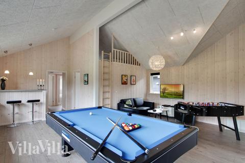 Förutom de många timmar som du kan tillbringa i stugans poolavdelning erbjuder lyxstuga 372 även biljard, bordtennis och dart